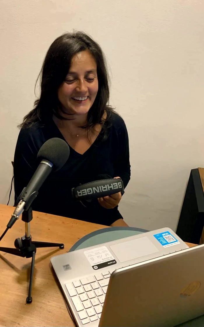 Andrea Cruz sonriendo con los cascos en la mano