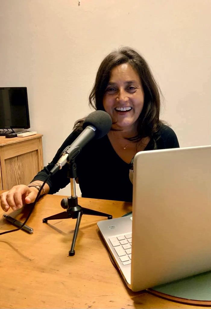 Andrea Cruz riendo frente al micrófono